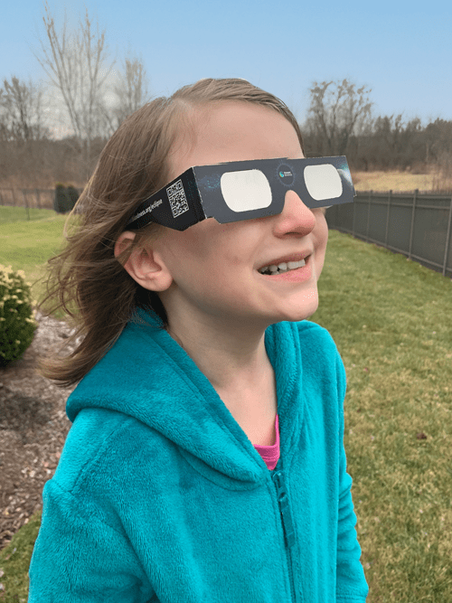 how to wear solar eclipse glasses
